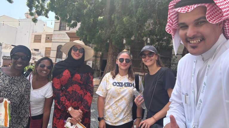 عادل السلمي مع مجموعة من الزوار في جولة سياحية في جدة التاريخية