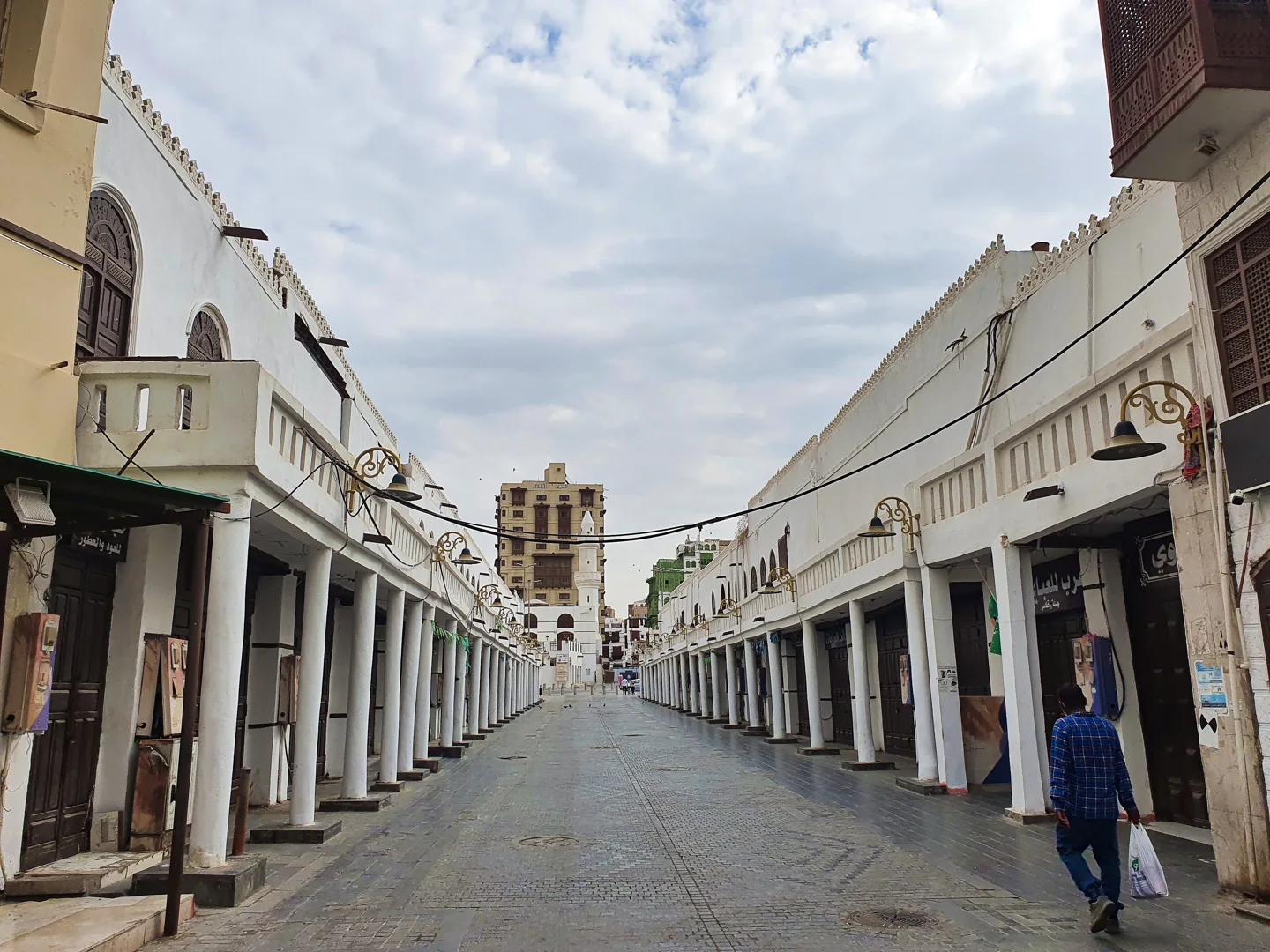 ممر سوق بين مبانٍ تاريخية في البلد بجدة