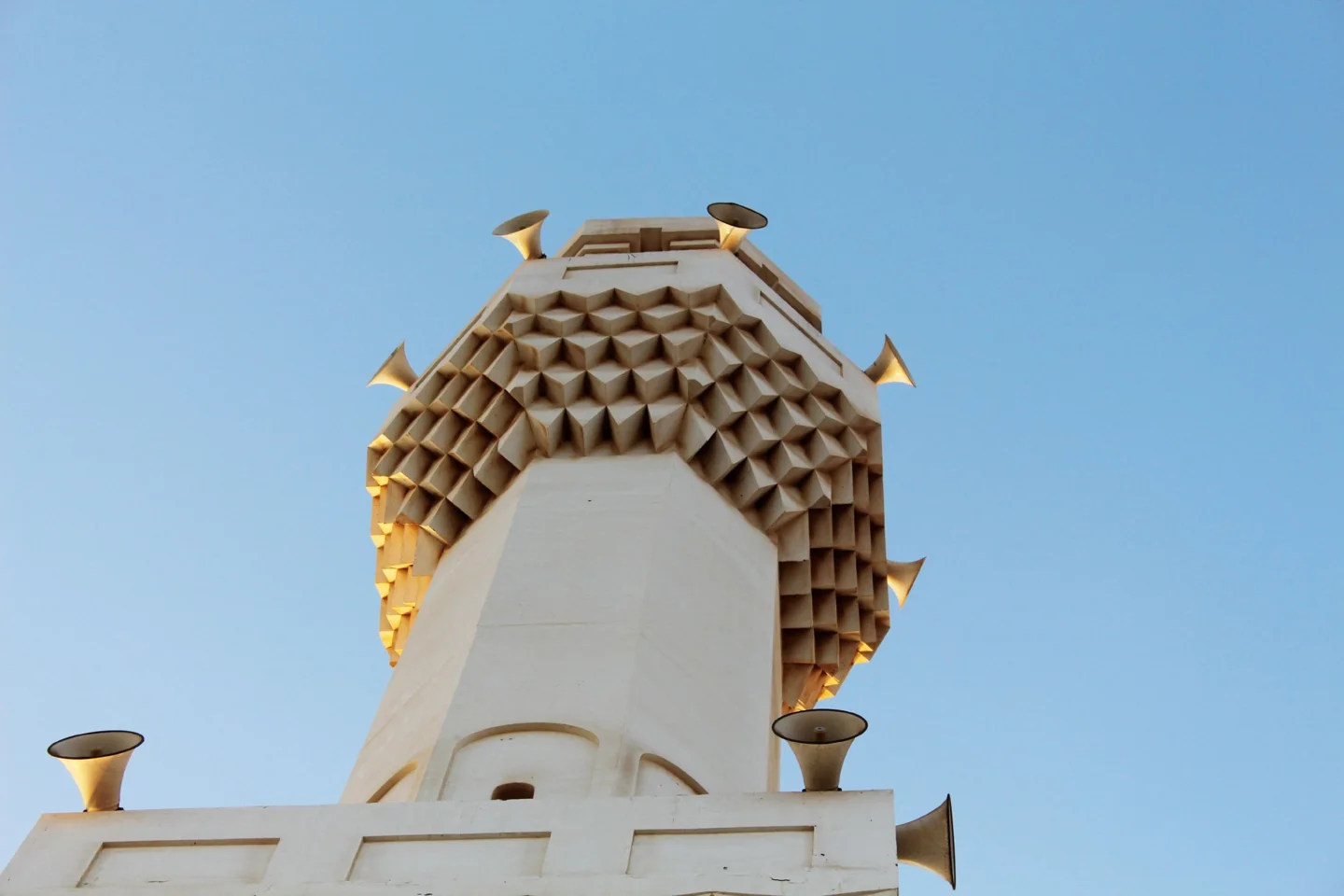 تفاصيل هندسية ومكبرات صوت على مئذنة مسجد الرحمة في جدة، أكتوبر 2013