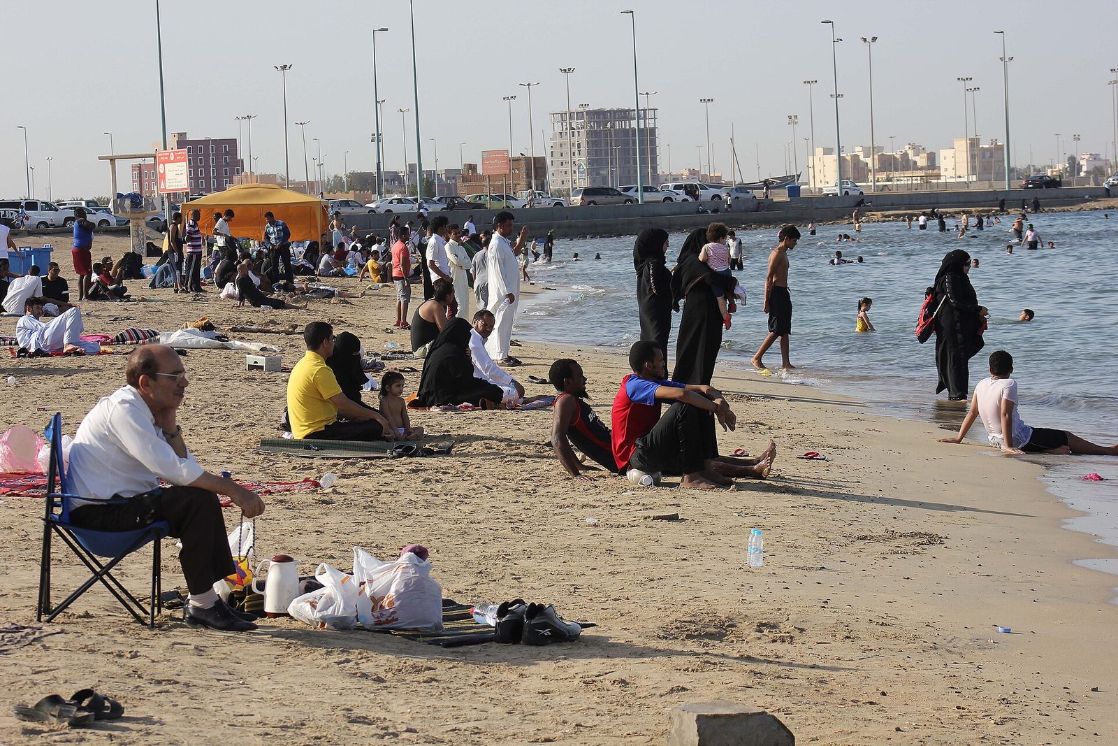عائلات تستمتع بالعيد على شاطئ جدة