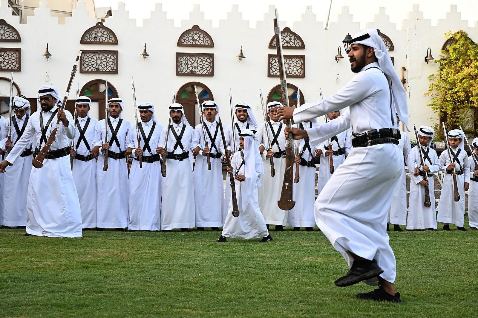 مؤدون بالزي الحجازي التقليدي في عرض فني شعبي