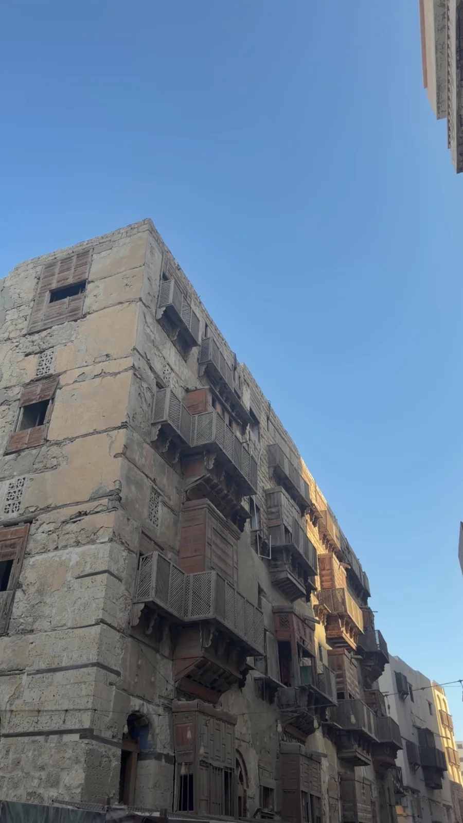 واجهة بيت قديم مع رواشين خشبية داكنة