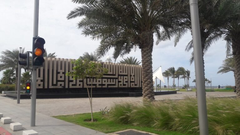 مجسم فني بالخط العربي على كورنيش جدة | Arabic calligraphy sculpture, part of Jeddah’s public art on the Corniche