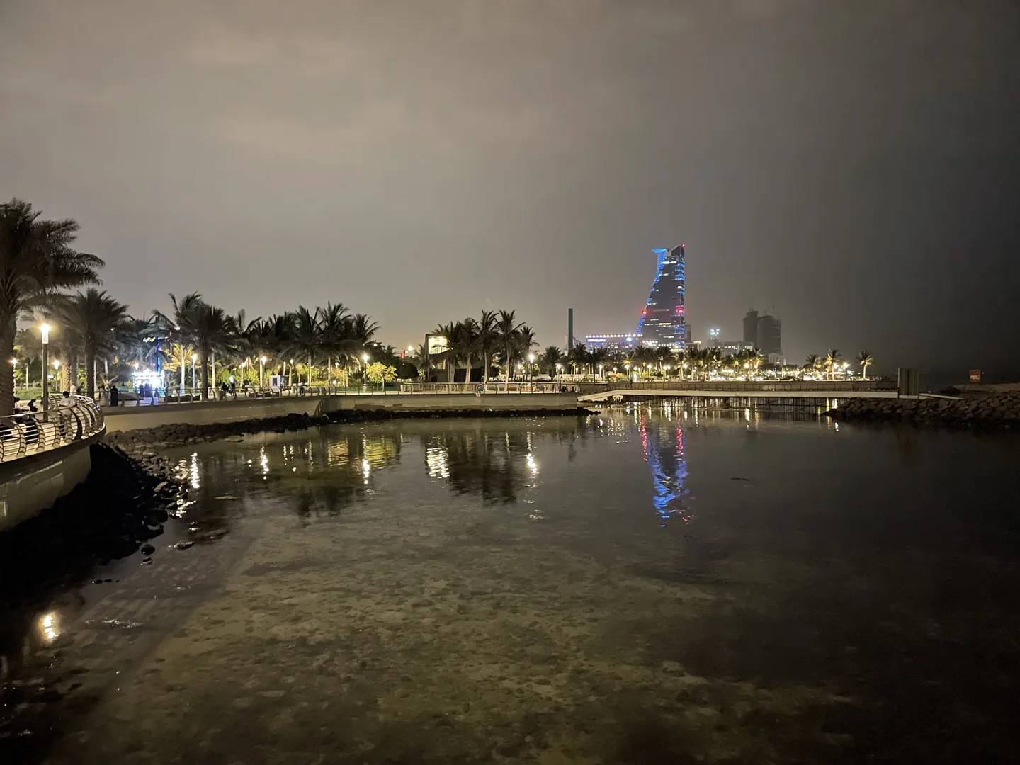 كورنيش جدة مضاء ليلًا بمحاذاة البحر