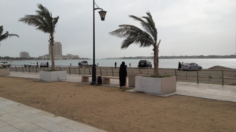 ممشى كورنيش جدة بمحاذاة البحر الأحمر | Jeddah Corniche promenade beside the Red Sea