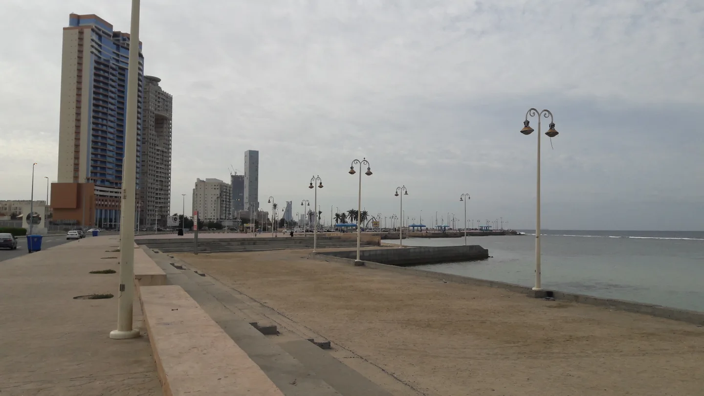 ساحل جدة وممشى الكورنيش بجوار المدينة
