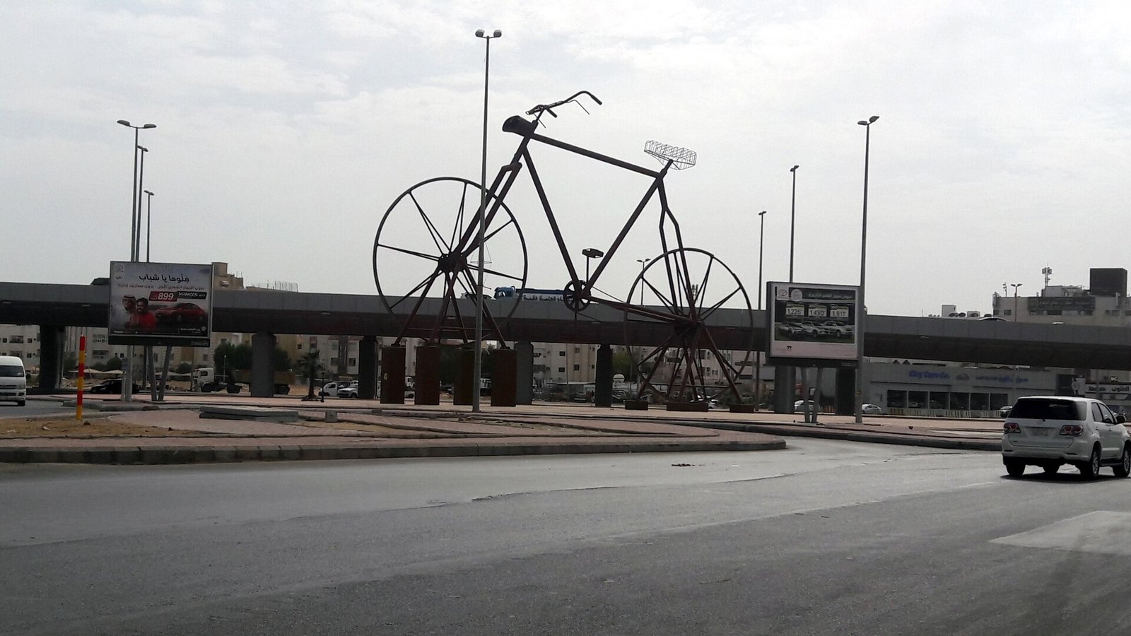 مجسم الدراجة الشهير في أحد دوارات جدة