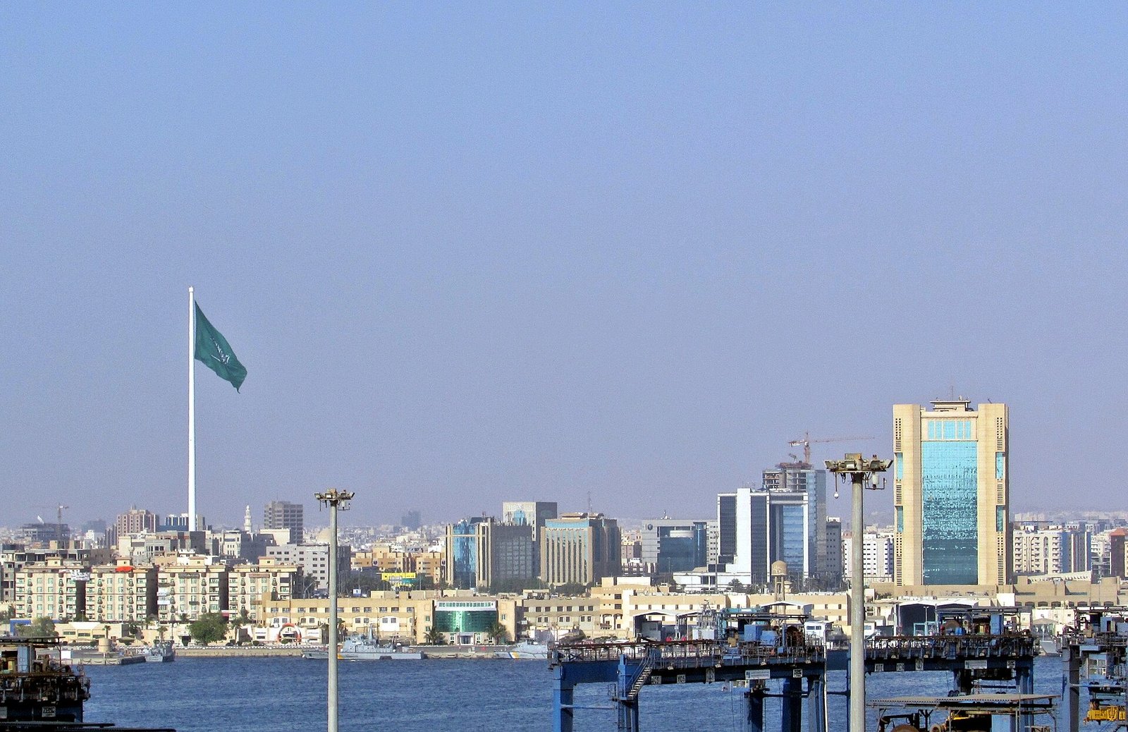 سارية العلم وأفق مدينة جدة