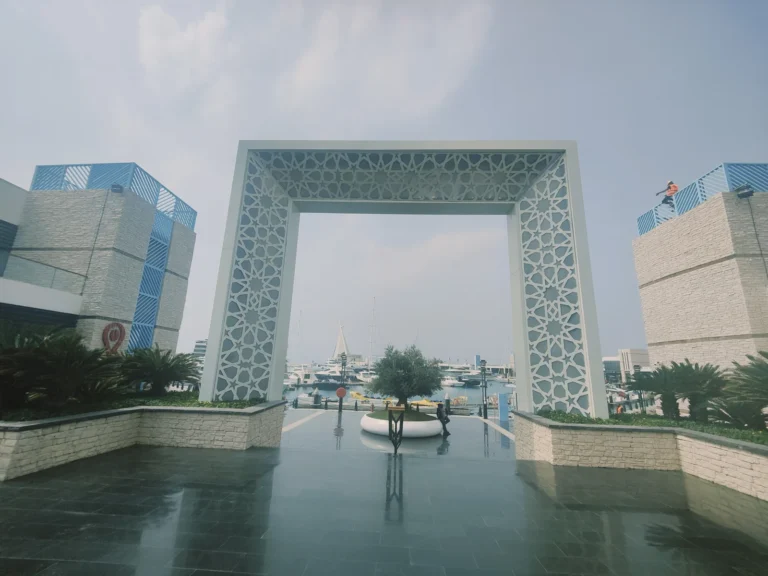 مدخل نادي اليخوت ومارينا جدة على الواجهة البحرية | Entrance arch of Jeddah Yacht Club & Marina on the waterfront
