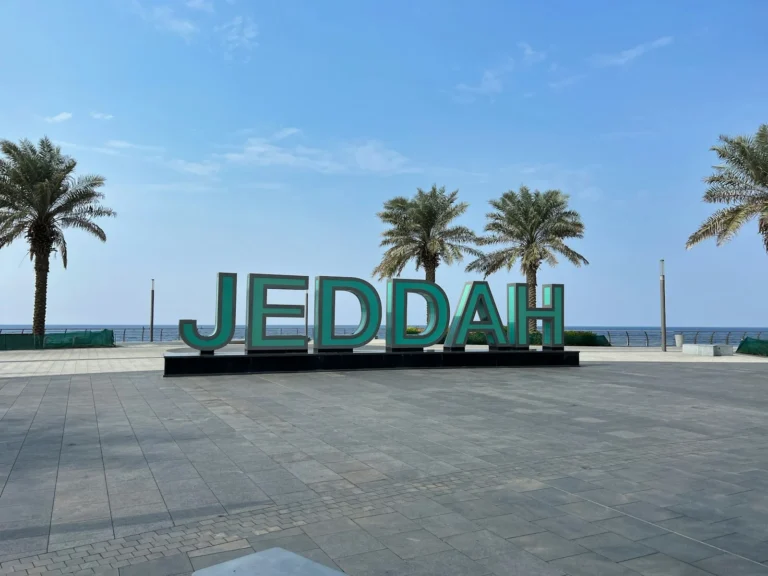 مجسم كلمة جدة على الواجهة البحرية | The JEDDAH letters sign on the city waterfront