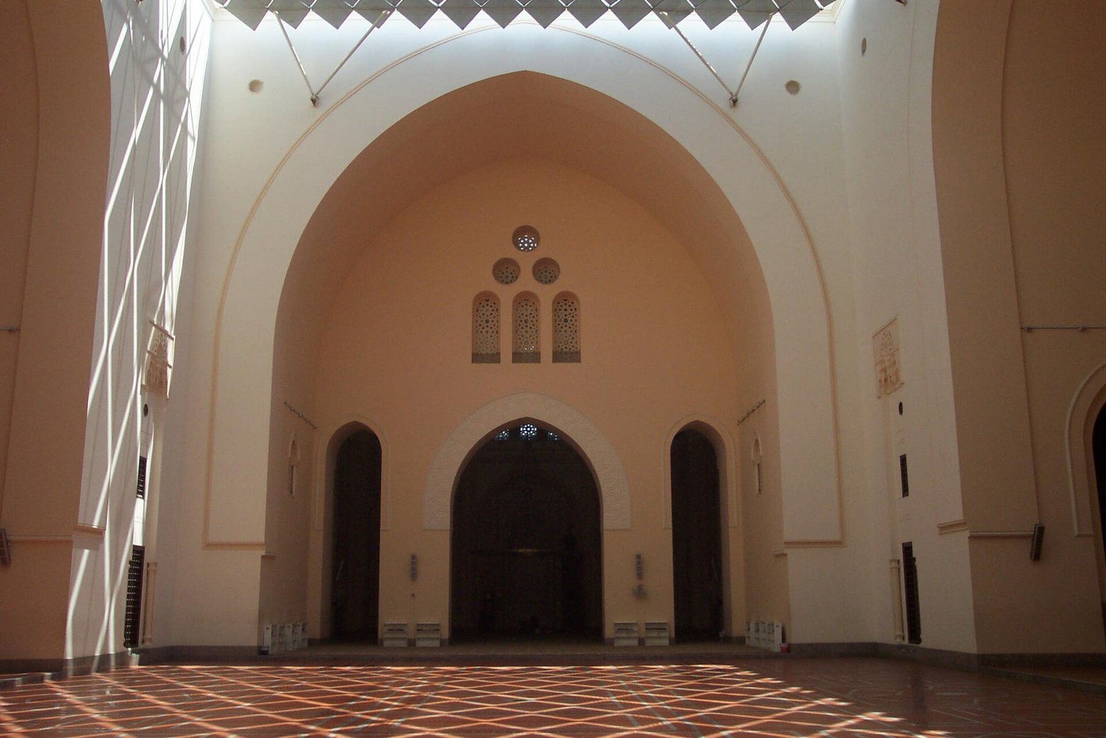 العقود داخل مسجد الملك سعود في جدة