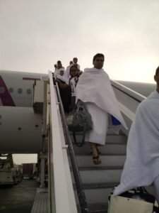 معتمرون يصلون إلى مطار جدة
