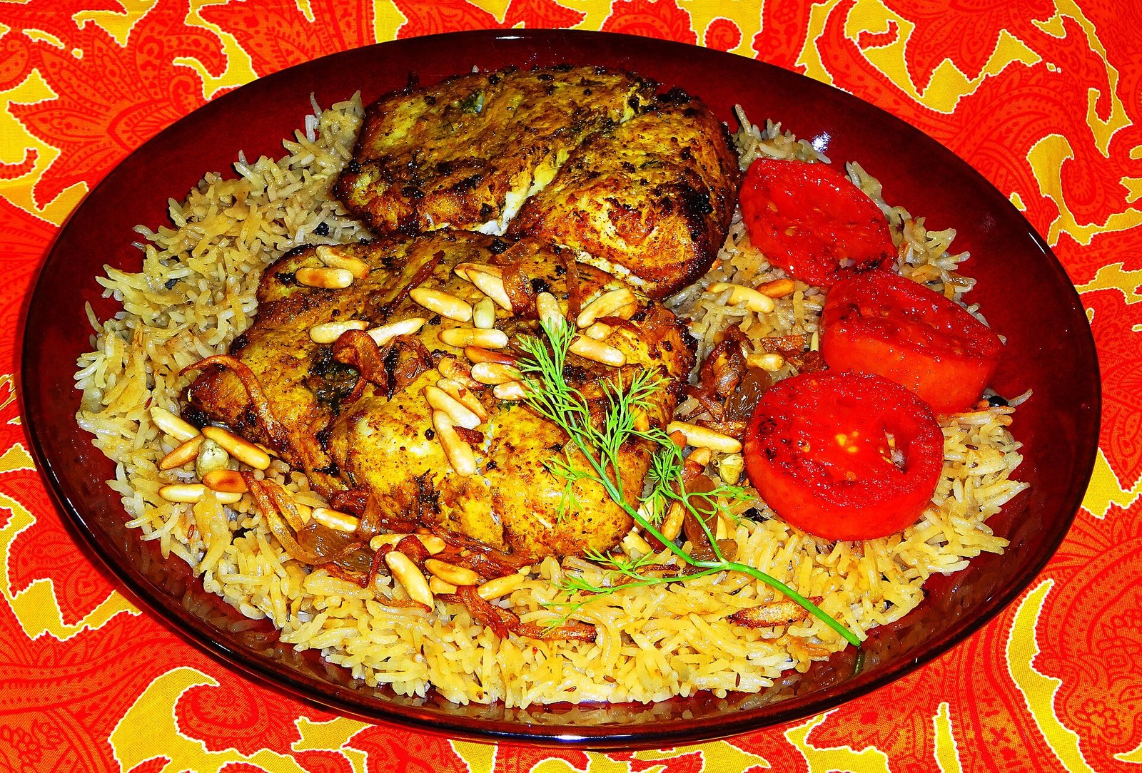 طبق سمك فوق أرز الصيادية البني